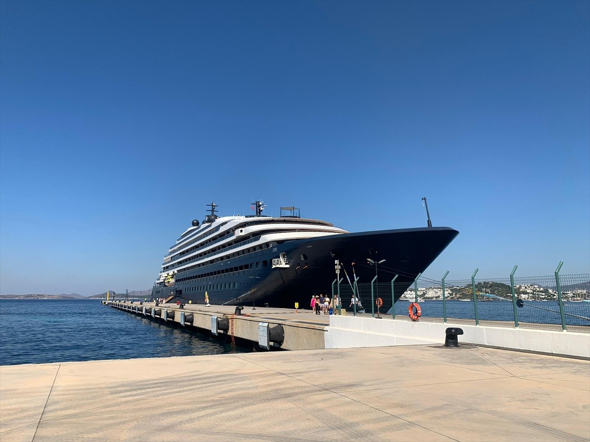 Muğla'nın Bodrum ilçesine "Evrima" isimli kruvaziyerle 254 yolcu geldi.