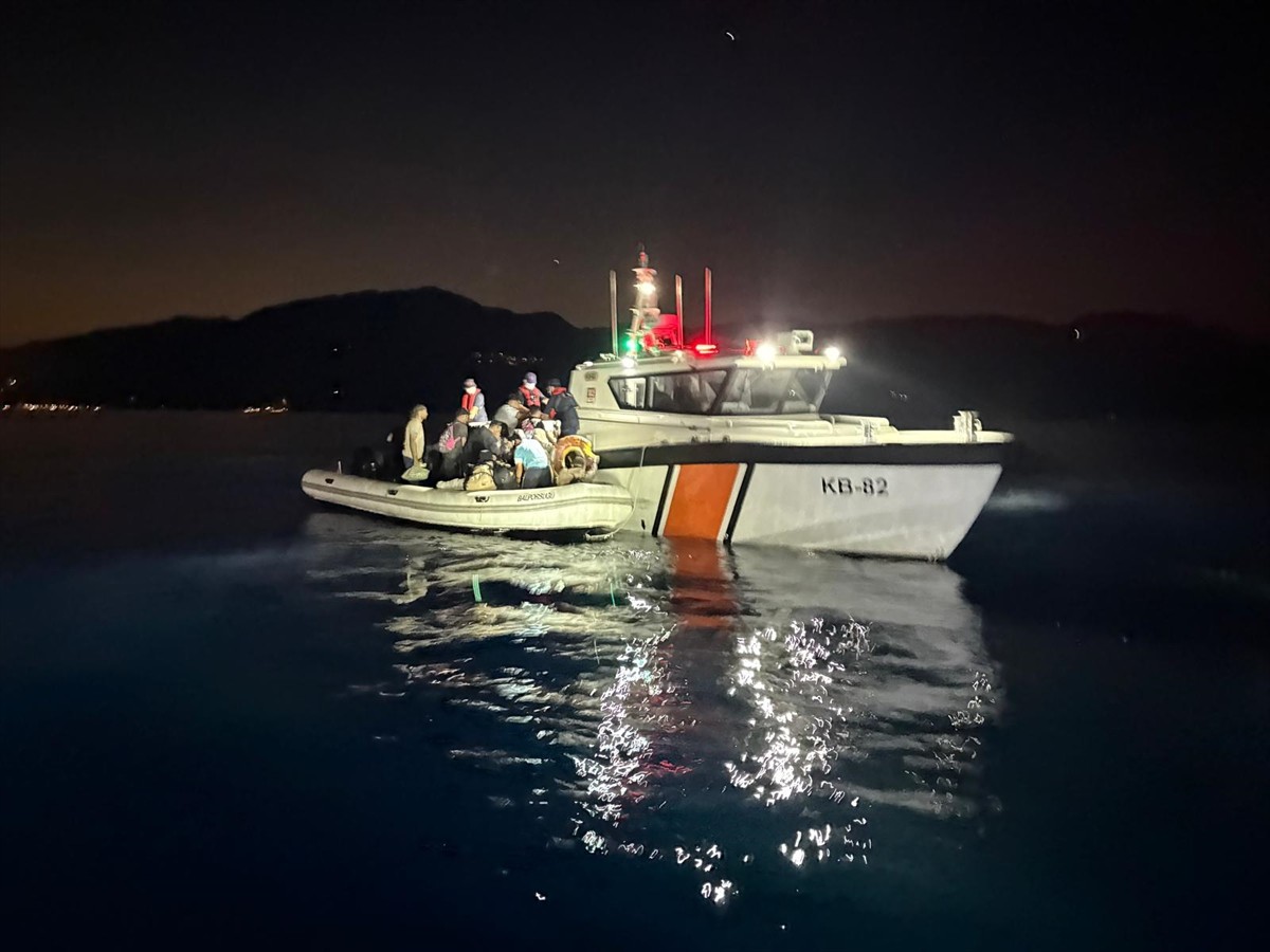 Muğla'nın Fethiye ilçesi açıklarında 15'i çocuk 33 düzensiz göçmen yakalandı.