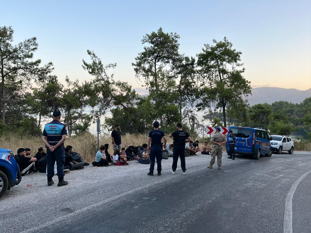 Muğla'nın Marmaris ilçesinde aralarında çocukların da bulunduğu 22 düzensiz göçmen...