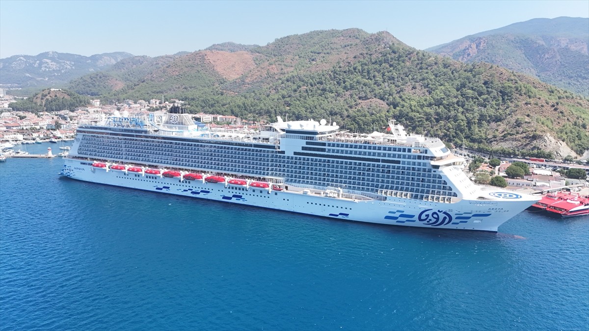 Muğla'nın Marmaris ilçesine gelen "Aroya" isimli kruvaziyer 2 bin 241 yolcu getirdi. Malta...