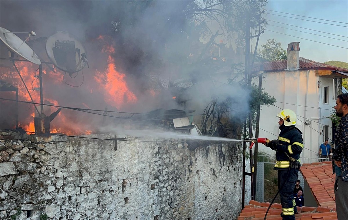 Muğla'nın Menteşe ilçesinde, müstakil ahşap evde çıkan yangın söndürüldü. Vatandaşlar, alevlerin...