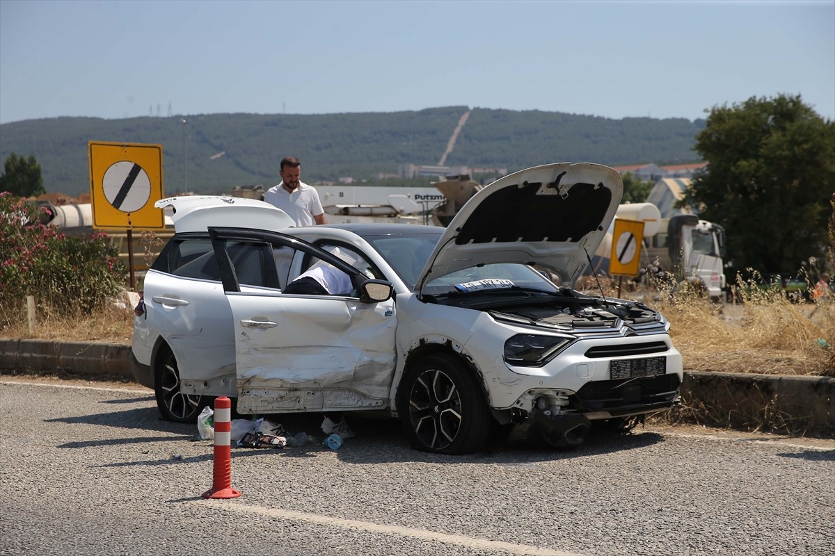 Muğla'nın Menteşe ilçesinde polisin "dur" ihtarına uymayarak kaçtıktan sonra 5 polis aracına...