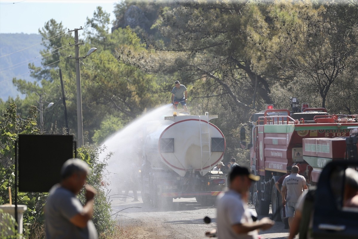 Muğla'nın Ortaca ilçesinde çıkan orman yangını havadan ve karadan müdahaleyle kontrol altına...