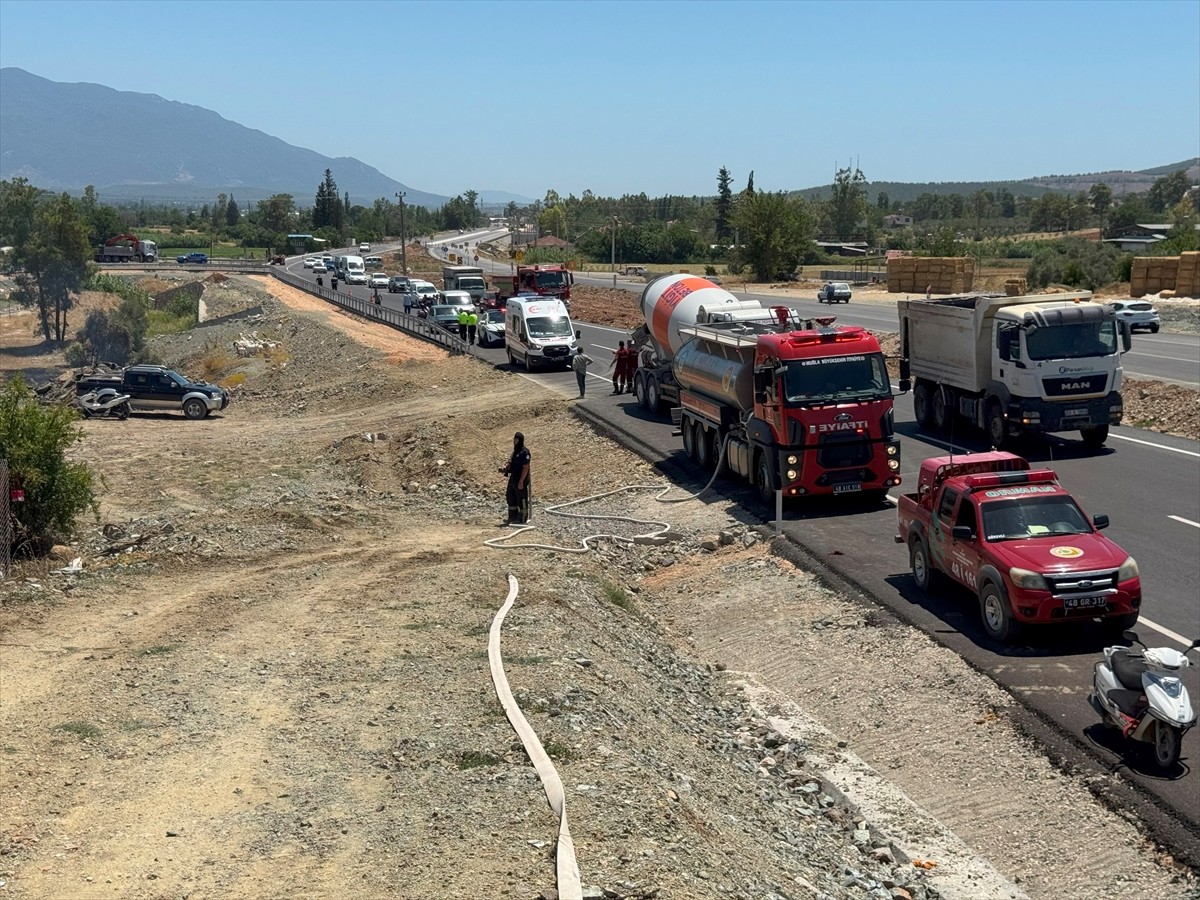 Muğla'nın Seydikemer ilçesinde otluk alanda başlayıp evlere sıçrayan yangın...