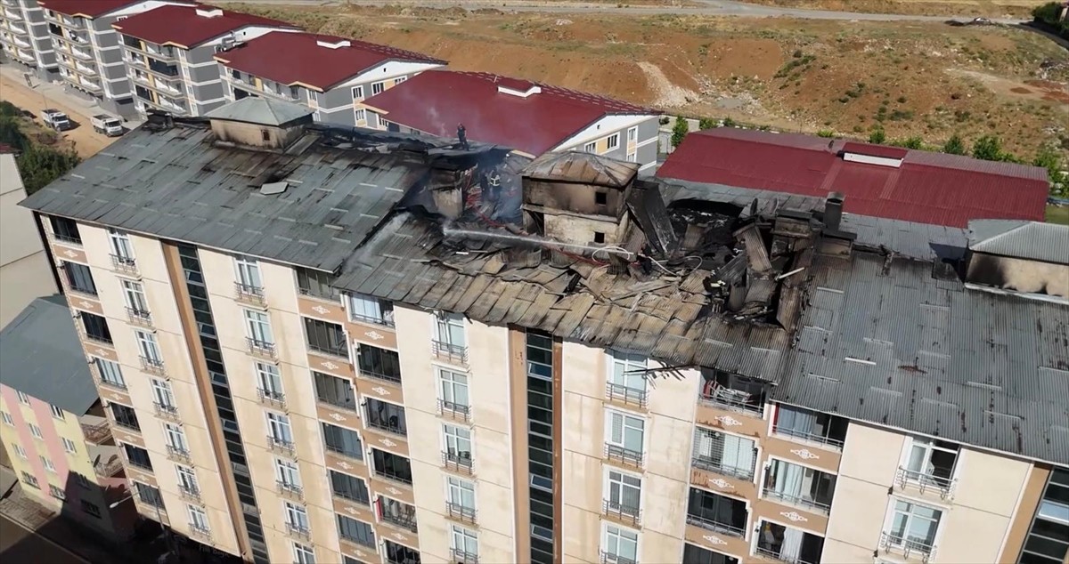Muş'ta 9 katlı binanın çatısında çıkan yangın itfaiye ekiplerinin müdahalesiyle...