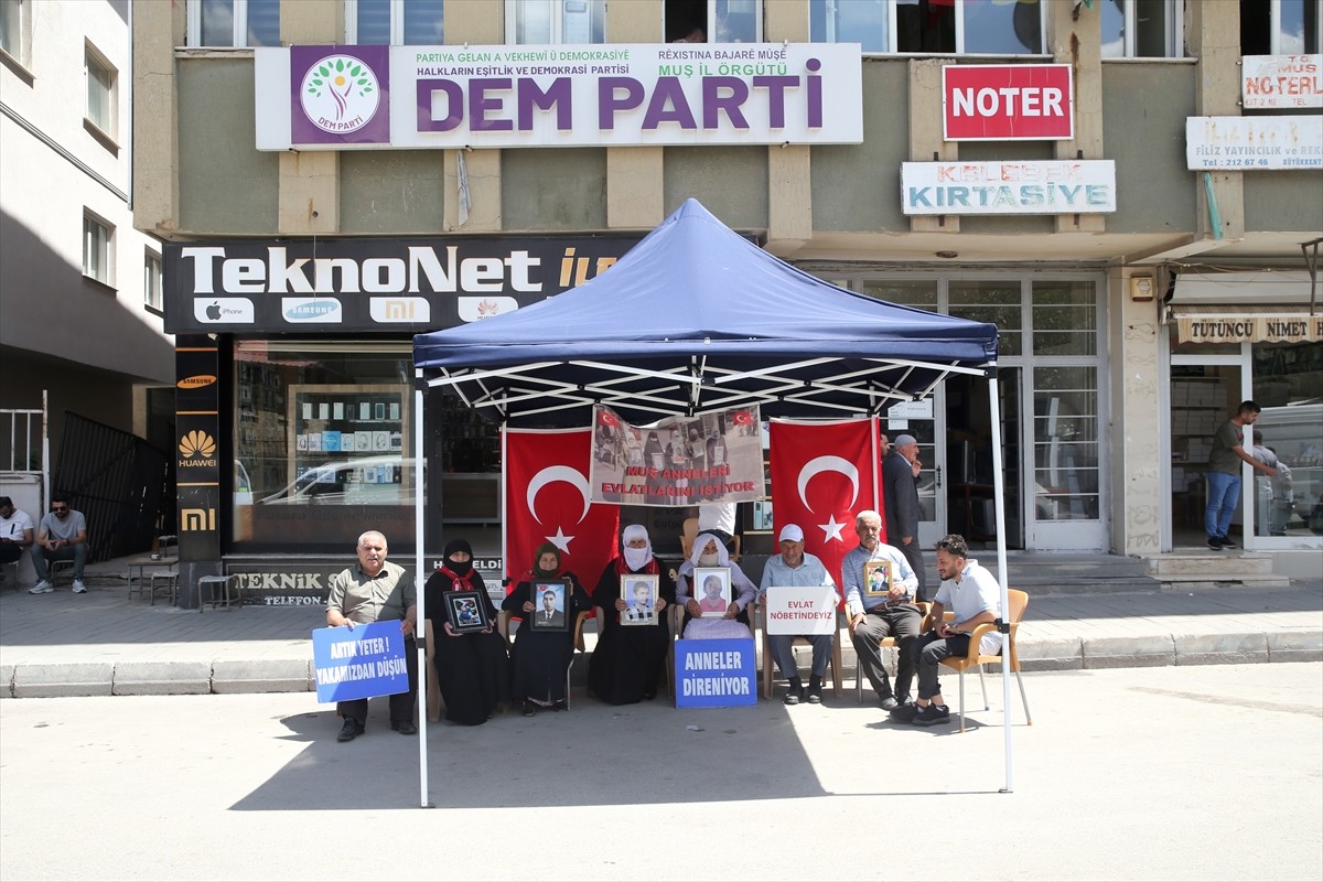 Muş'ta çocukları terör örgütü PKK tarafından kaçırılan aileler, DEM Parti İl Başkanlığı binası...