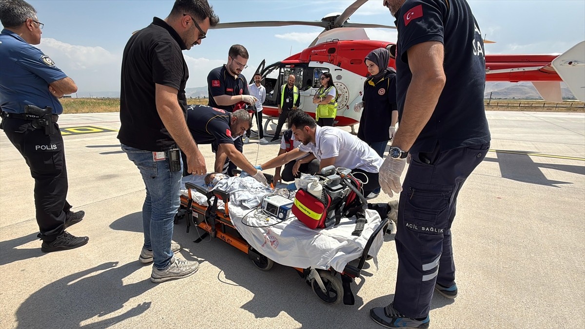 Muş'ta hasta bebek, ambulans helikopterle Elazığ'a nakledildi. İl Sağlık Müdürlüğünden yapılan...