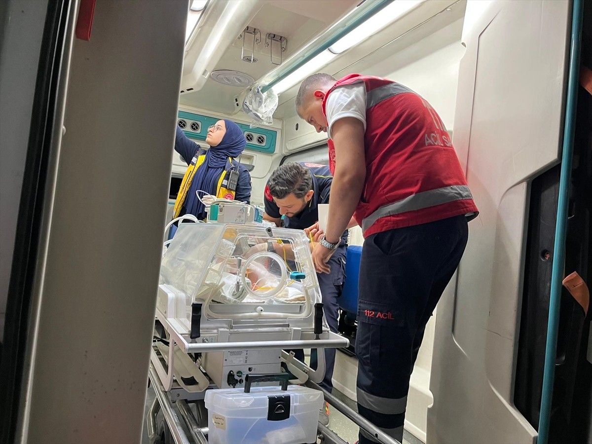 Muş'ta, kalp damarında daralma (aort koarktasyonu) teşhisi konulan bebek, ambulans uçakla...