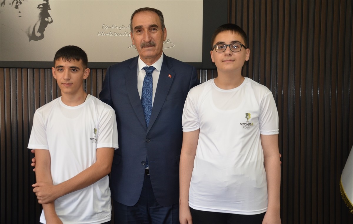 Muş'ta Liselere Geçiş Sistemi (LGS) kapsamındaki merkezi sınavda 500 tam puan alan Muhammet Demir...