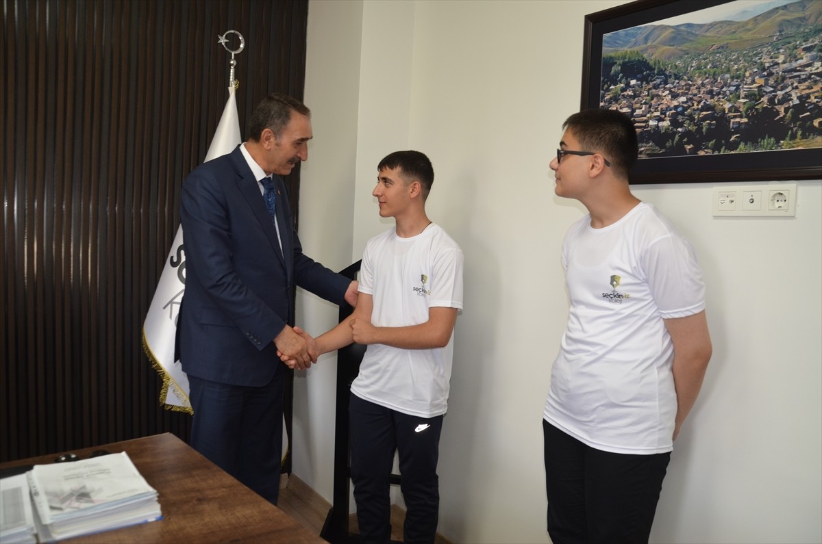 Muş'ta Liselere Geçiş Sistemi (LGS) kapsamındaki merkezi sınavda 500 tam puan alan Muhammet Demir...