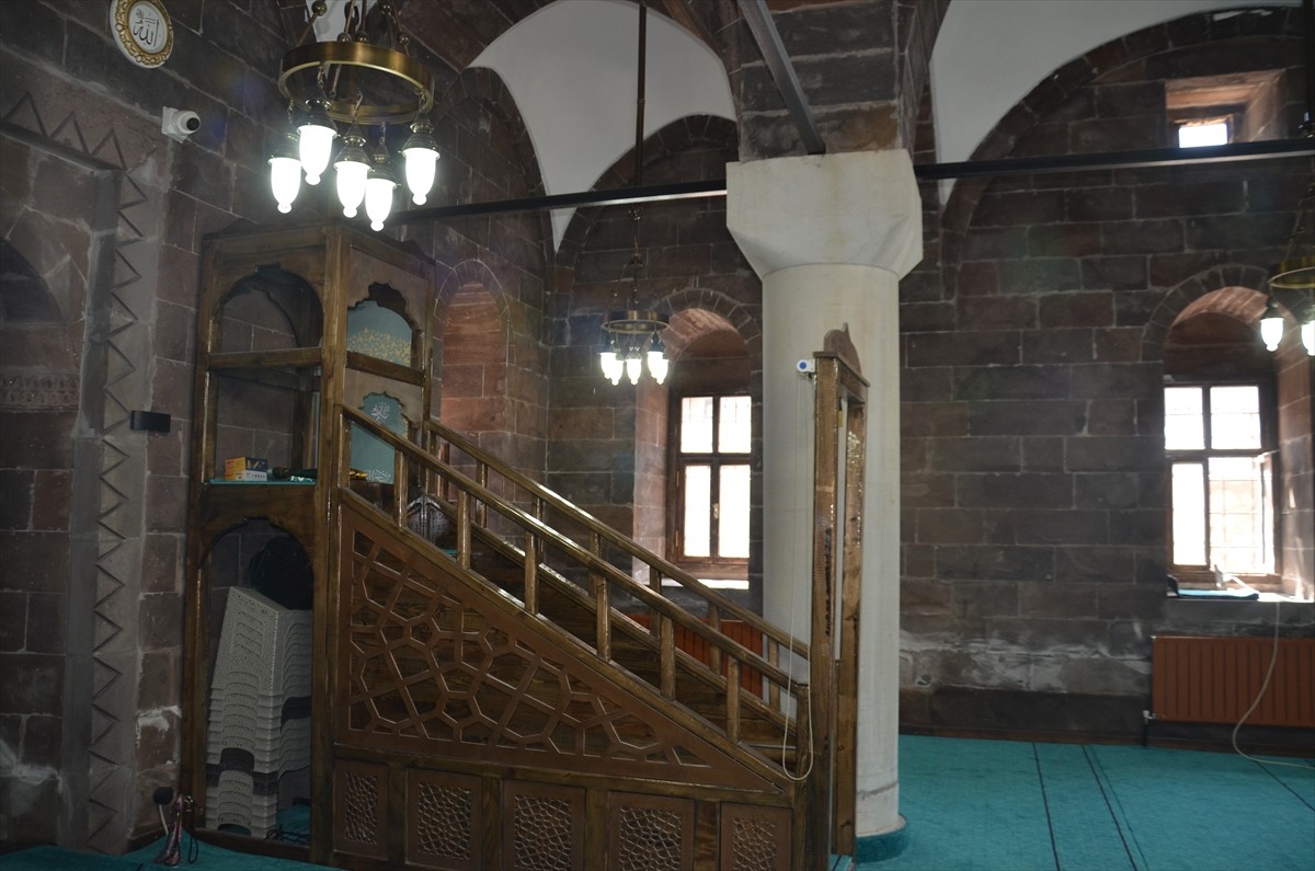 Muş'ta Vakıflar Bölge Müdürlüğünce restorasyon çalışması başlatılan Murat Paşa Camisi yeniden...