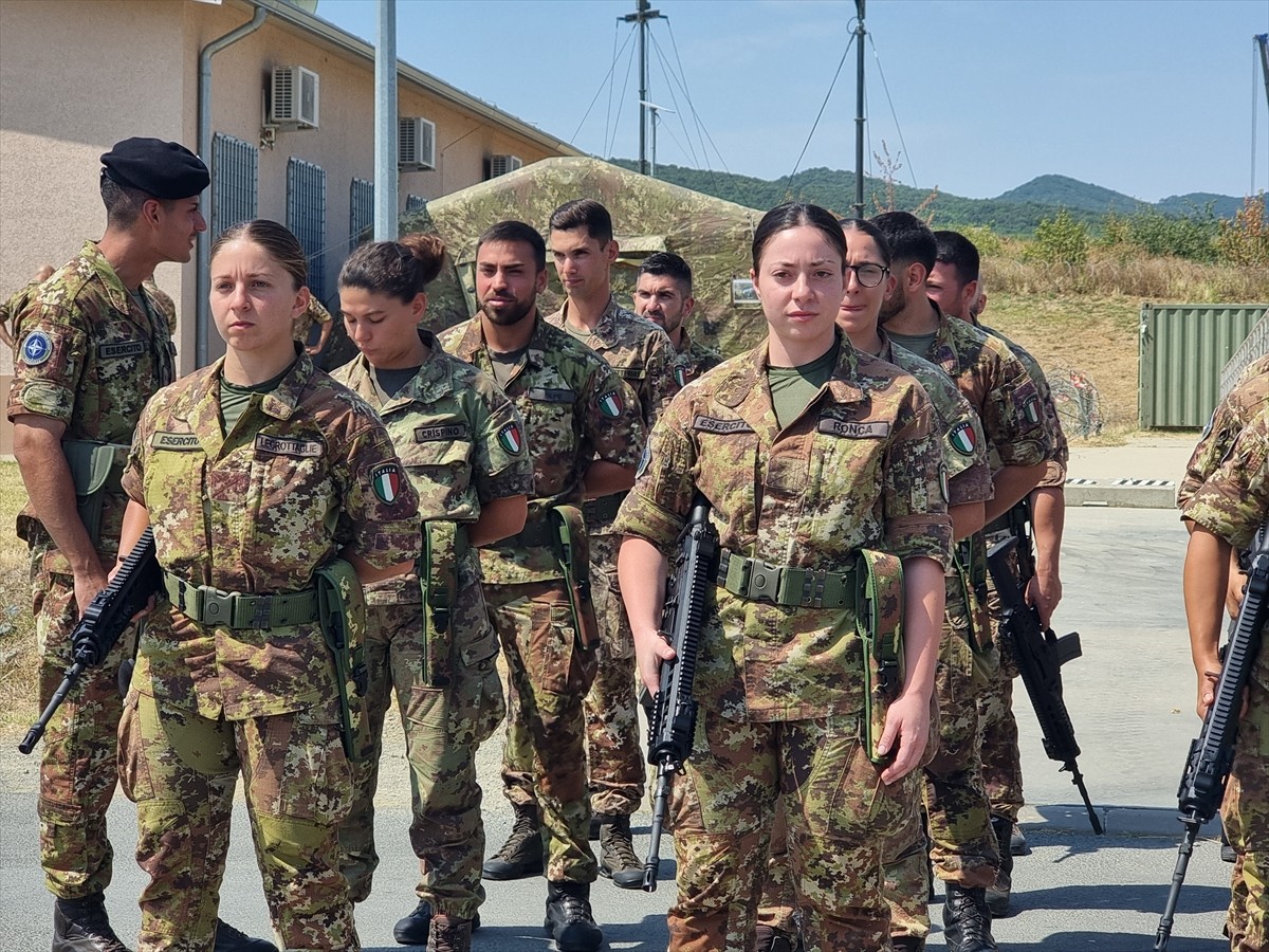 NATO Askeri Komitesi Başkanı Amiral Giuseppe Cavo Dragone, Bulgaristan'ın doğusundaki Novo Selo...