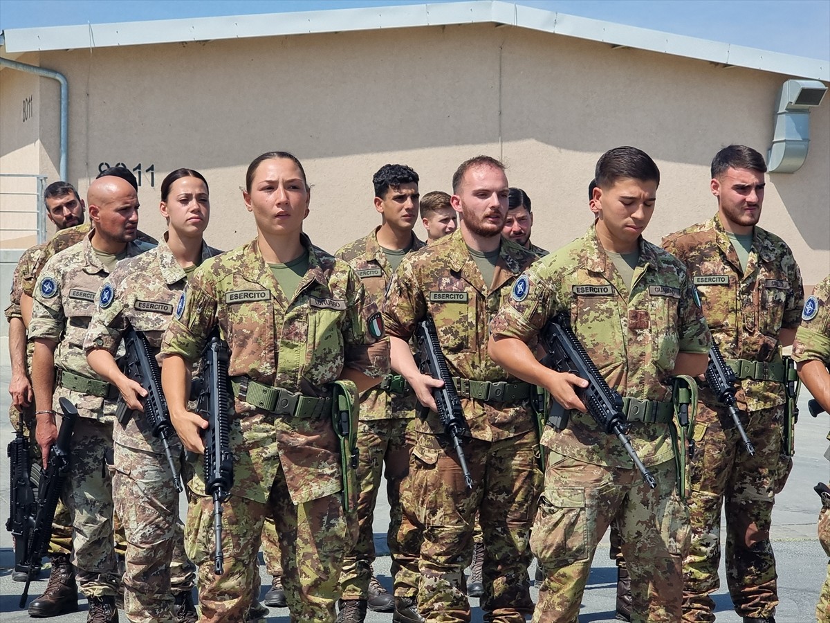 NATO Askeri Komitesi Başkanı Amiral Giuseppe Cavo Dragone, Bulgaristan'ın doğusundaki Novo Selo...