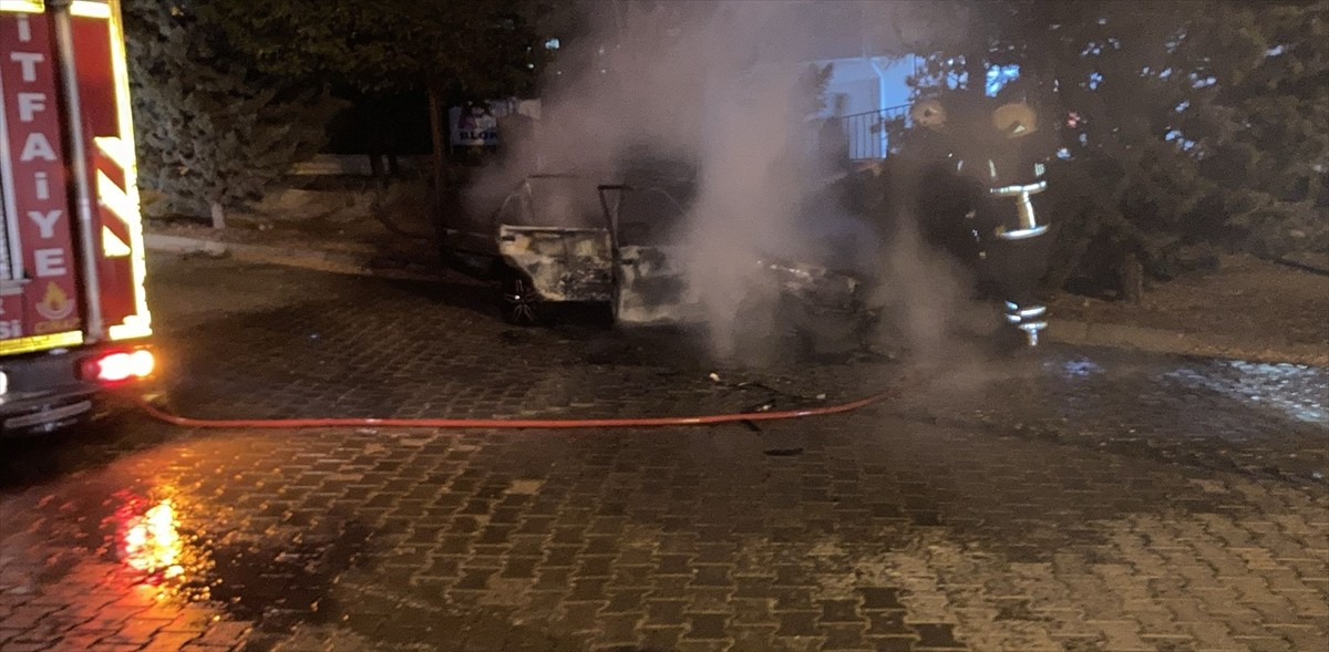 Nevşehir'de park halindeki otomobilde çıkan yangın itfaiye ekiplerince söndürüldü. Yangında...