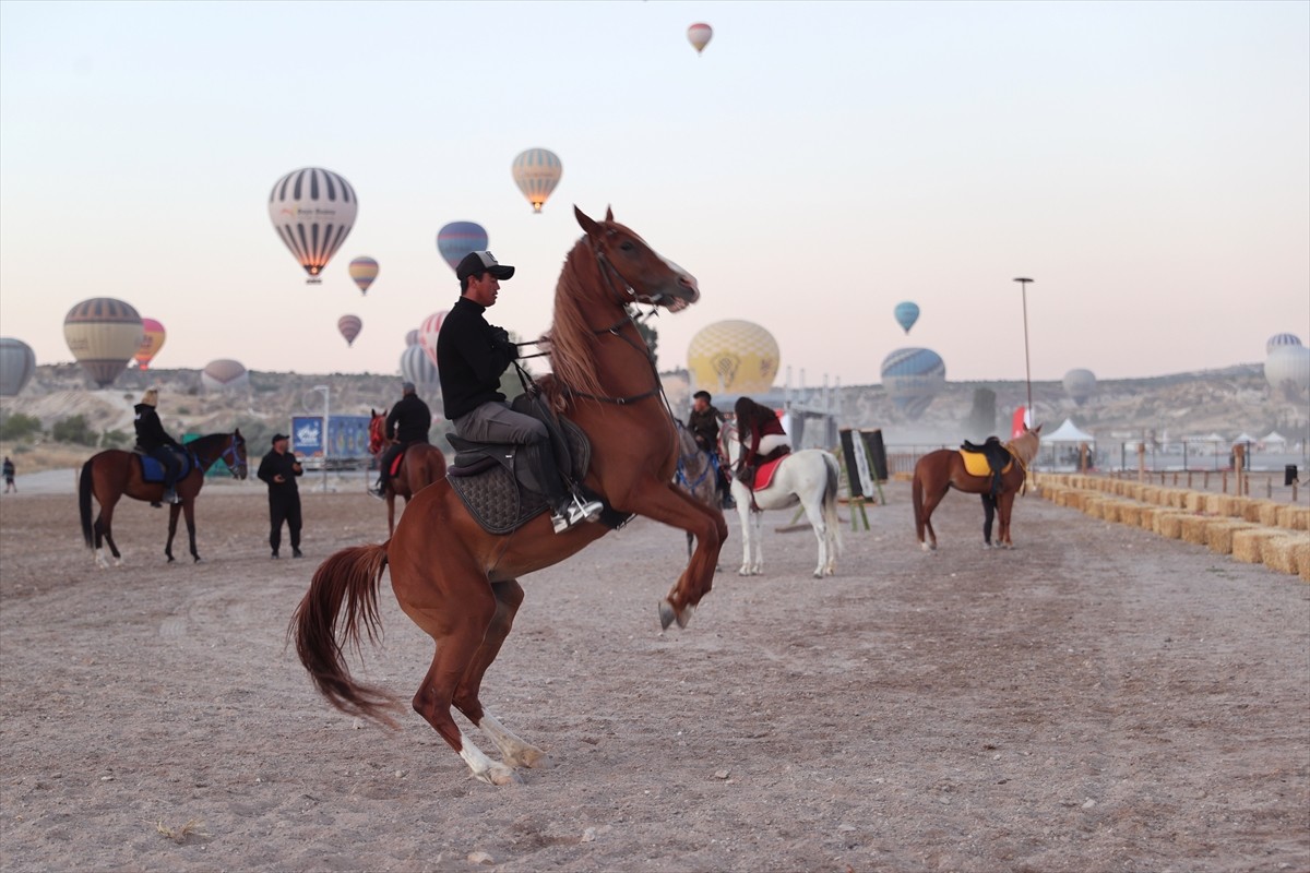 Nevşehir'in Göreme beldesinde, "Kapadokya At ve Atçılık Kültürü Festivali"ne katılan biniciler...