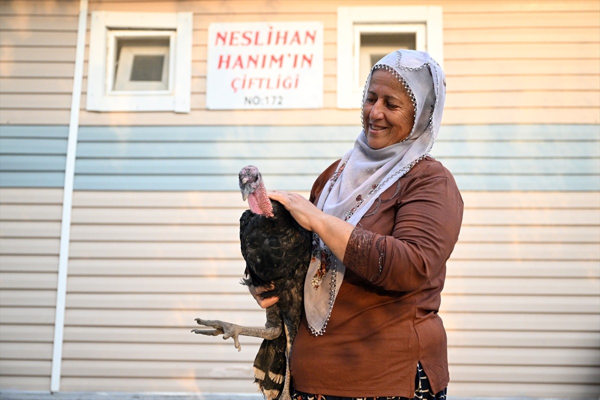 Nijeryalı golcü Victor Osimhen'e maske detayının da yer aldığı bebek örmesiyle tanınan 56...