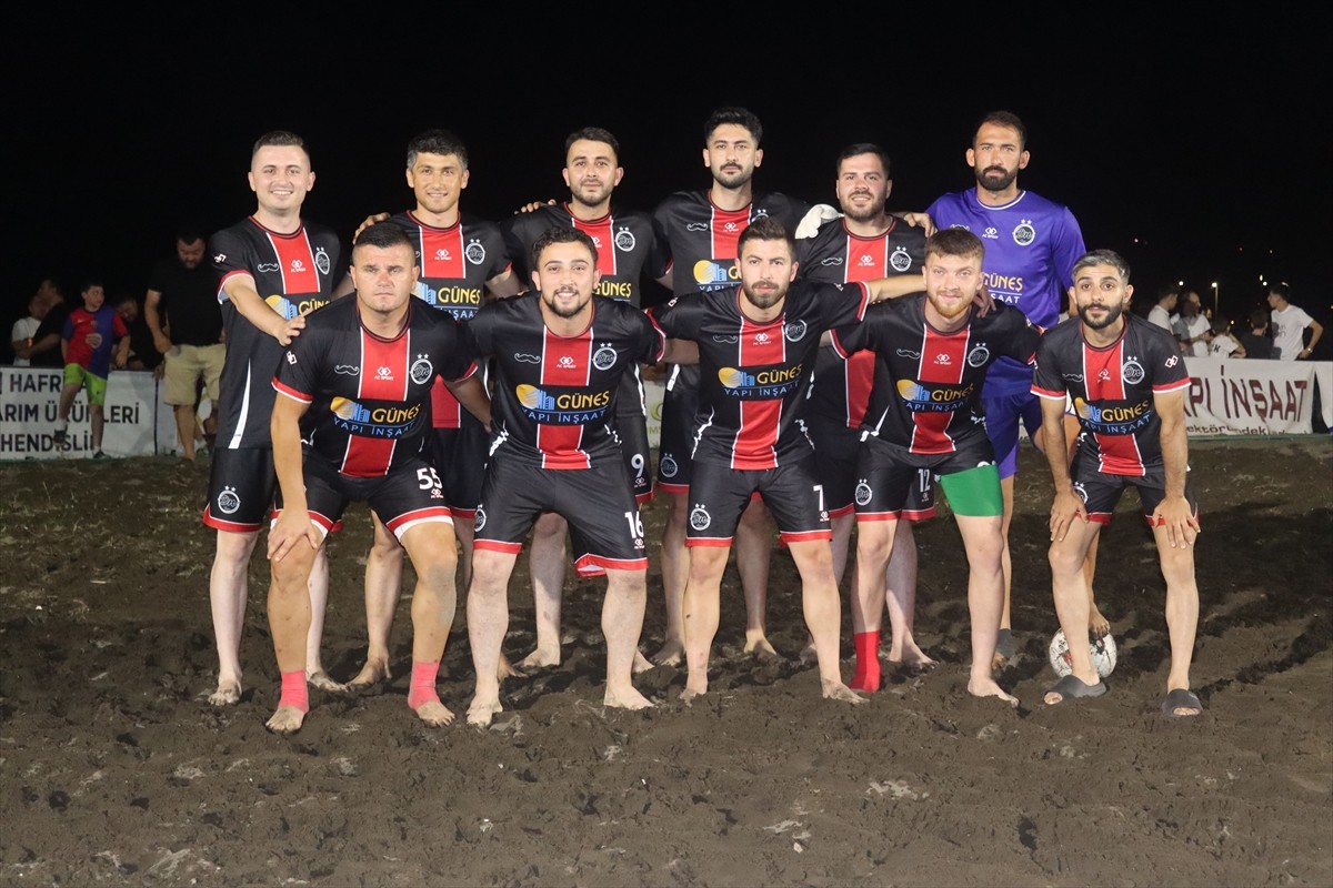 Ordu'da bu yıl 34'üncüsü düzenlenen Manyetik Kum Gece Futbol Turnuvası sona erdi. Turnuvanın final...