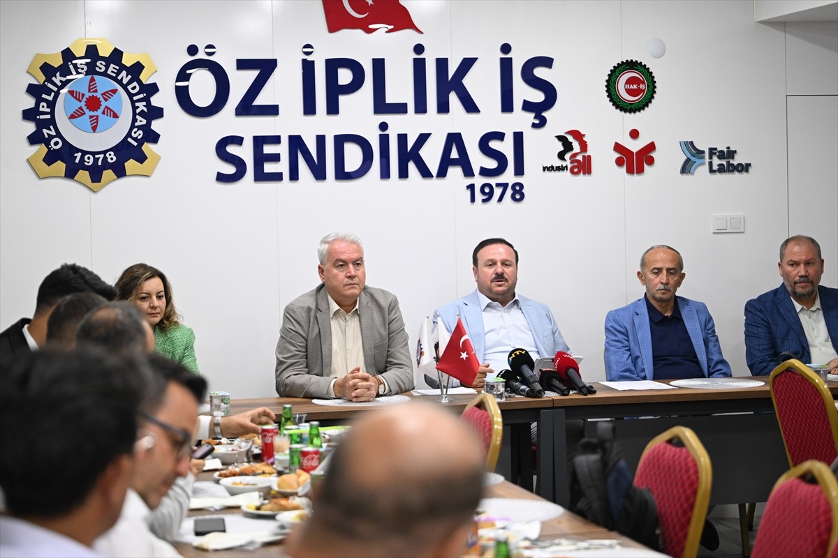 Öz İplik İş Sendikası Genel Başkanı Rafi Ay, sendika genel merkezinde düzenlediği basın...