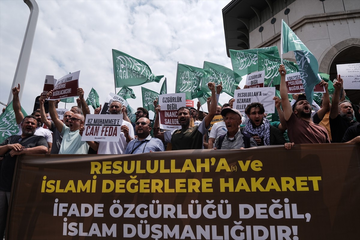  Özgür Düşünce ve Eğitim Hakları Derneği (ÖZGÜRDER) üyeleri, bir mizah dergisinde Hazreti...