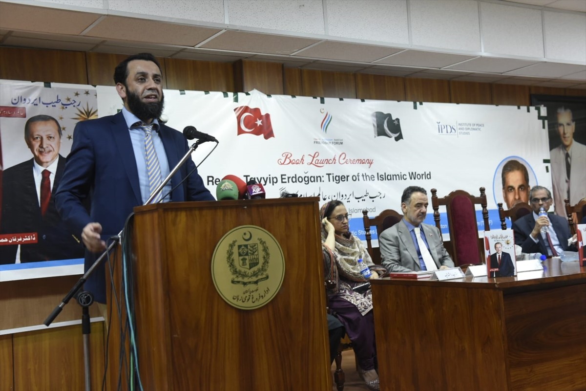 Pakistan'da, TRT Urduca Müdürü Dr. Furkan Hamit'in "Recep Tayyip Erdoğan, İslam Dünyasının...