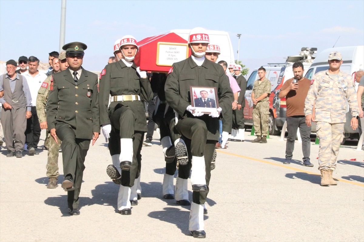 Pençe-Kilit Harekat bölgesinde bir mağarada arama tarama faaliyeti sırasında metan gazına maruz...