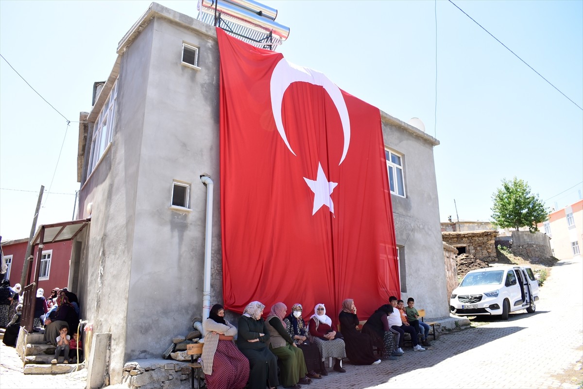 Pençe-Kilit Harekatı bölgesinde terör örgütü mensuplarınca kullanılan bir mağaradaki arama tarama...