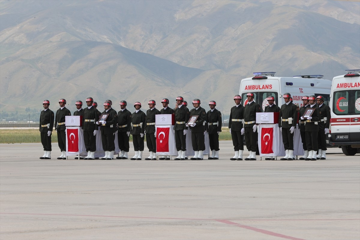 Pençe-Kilit Harekatı bölgesinde terör örgütü mensuplarınca kullanılan bir mağaradaki arama tarama...