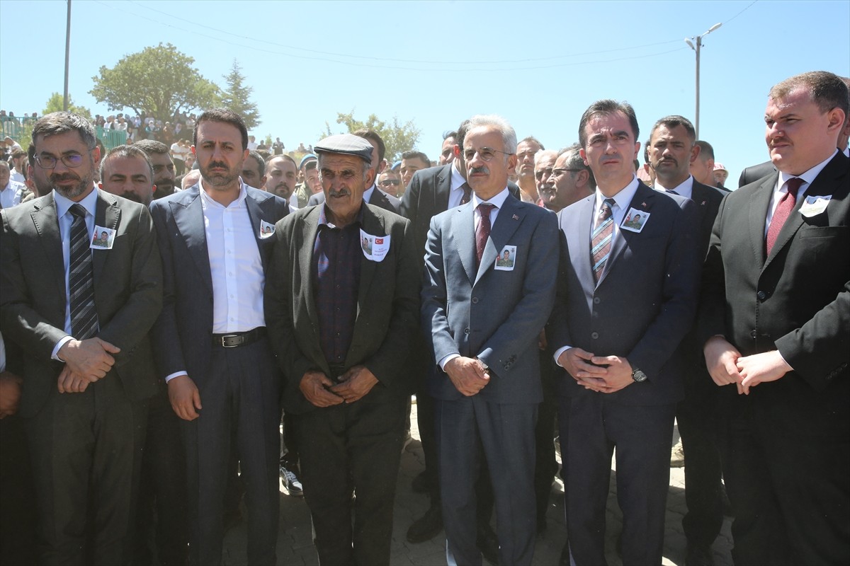 Pençe-Kilit Harekatı bölgesinde terör örgütü mensuplarınca kullanılan mağaradaki arama tarama...
