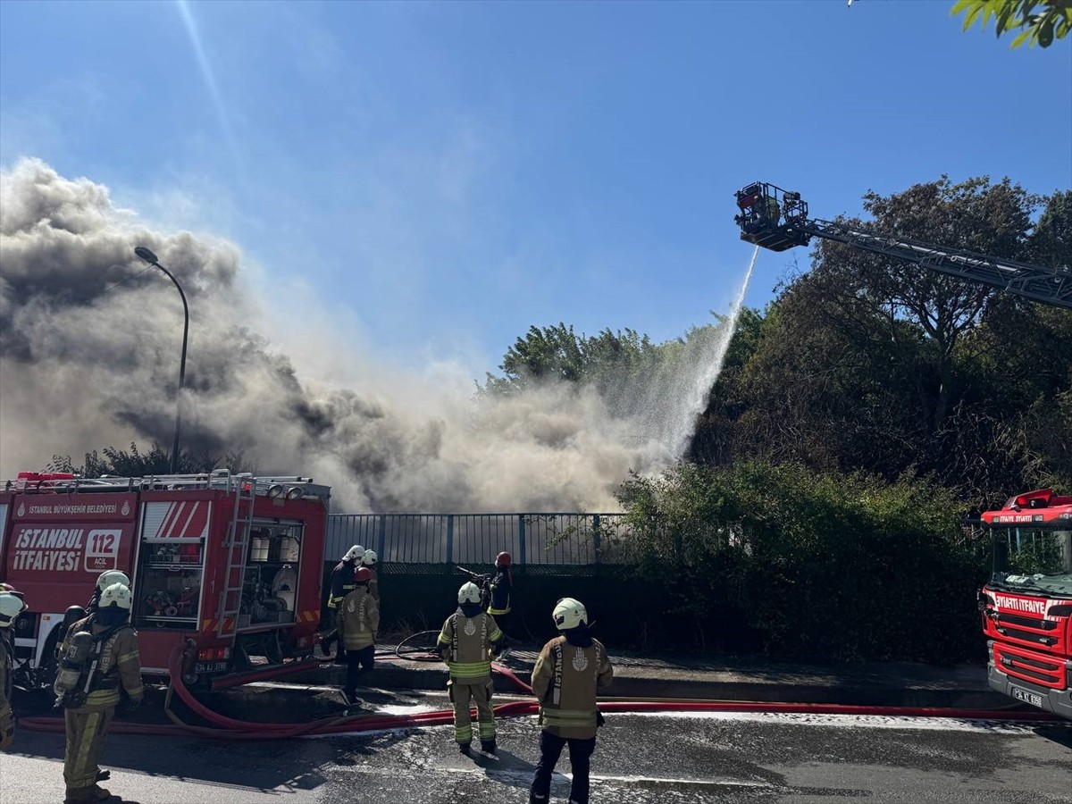 Pendik'te İstanbul Su ve Kanalizasyon İdaresine (İSKİ) ait arıtma tesisinde çıkan yangına itfaiye...