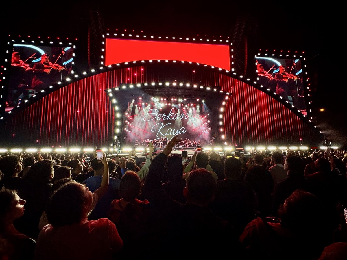 "Trabzon Kültür Yolu Festivali" etkinlikleri kapsamında,  Fuar Merkezi'nde düzenlenen konserde...