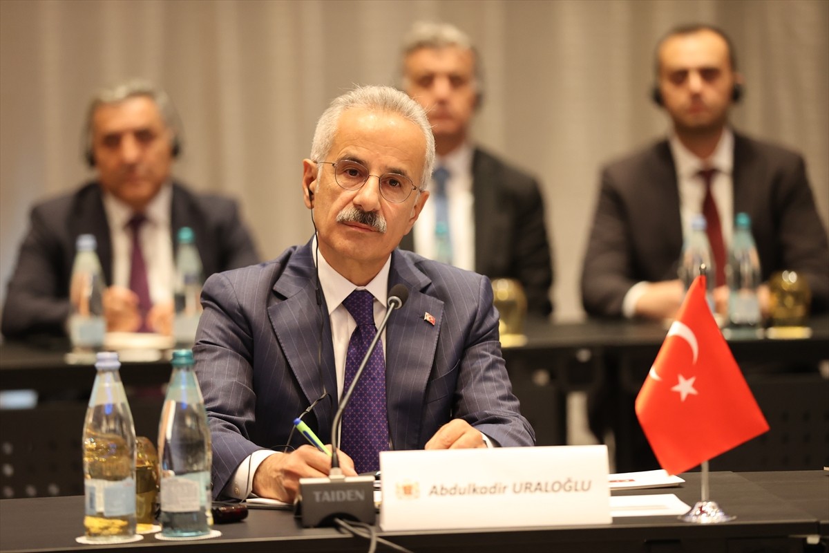 Resmi temaslarda bulunmak üzere Gürcistan'ın başkenti Tiflis'e gelen Ulaştırma ve Altyapı Bakanı...