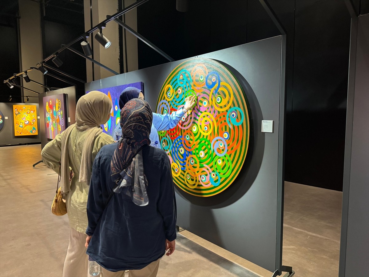 Ressam Ömer Onay'ın Atatürk Kültür Merkezi'nde (AKM) devam eden "Bilinç Akışı" sergisi kapsamında...