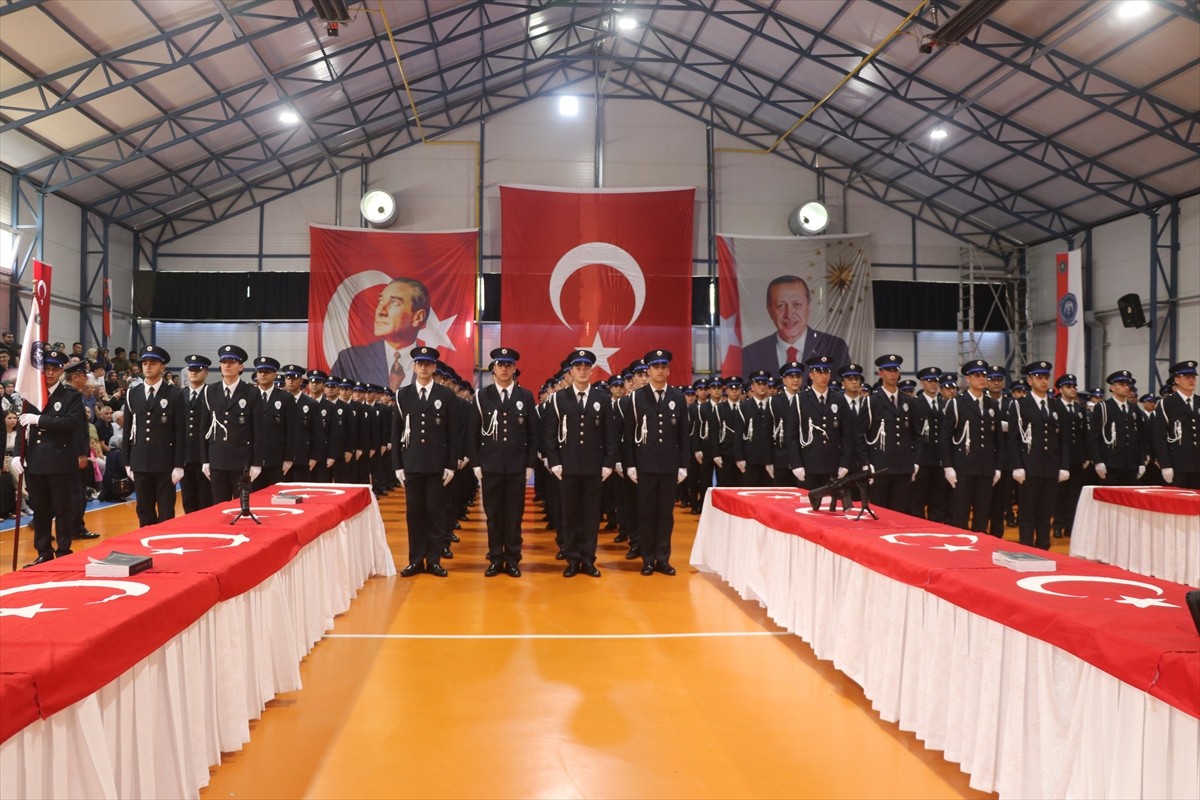 Rize'de eğitimlerini tamamlayan 185 polis adayı için Kalkandere Polis Meslek Eğitim Merkezi'nde...
