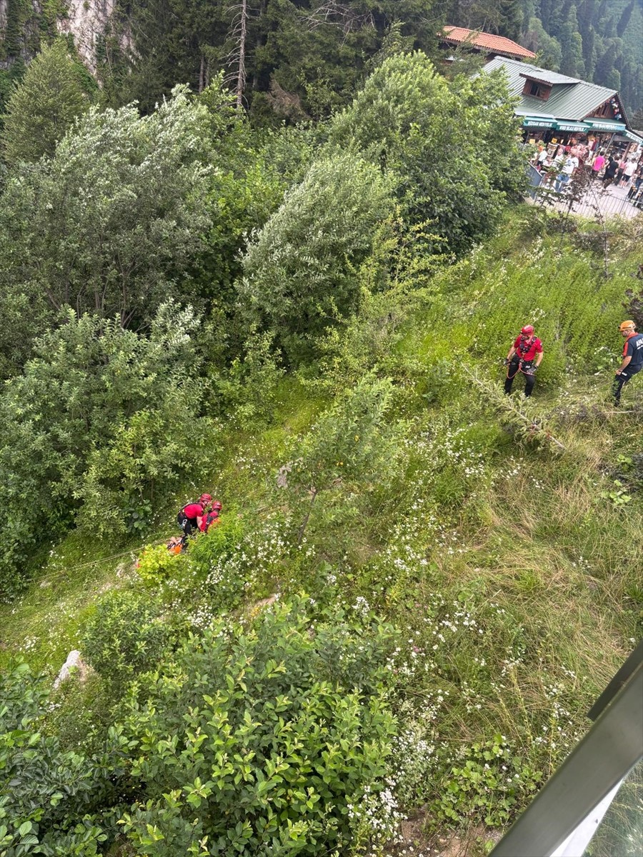 Rize'nin Çamlıhemşin ilçesinde dere yatağına düşmesi sonucu yaralanan kişi, ekiplerce bulunduğu...