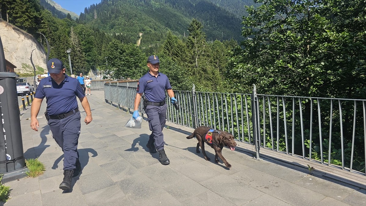 Rize'nin Çamlıhemşin ilçesinde kaybolan 10 yaşındaki otizmli çocuk, Jandarma Arama Kurtarma (JAK)...
