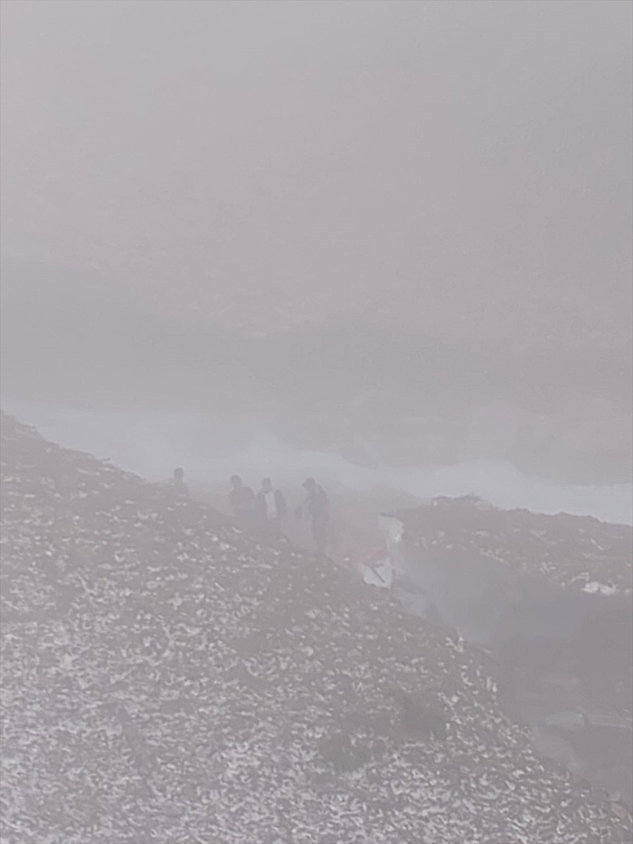 Rize'nin Çamlıhemşin ilçesinde kopan kar kütlesinin altında kalan kadın, hayatını kaybetti. İhbar...