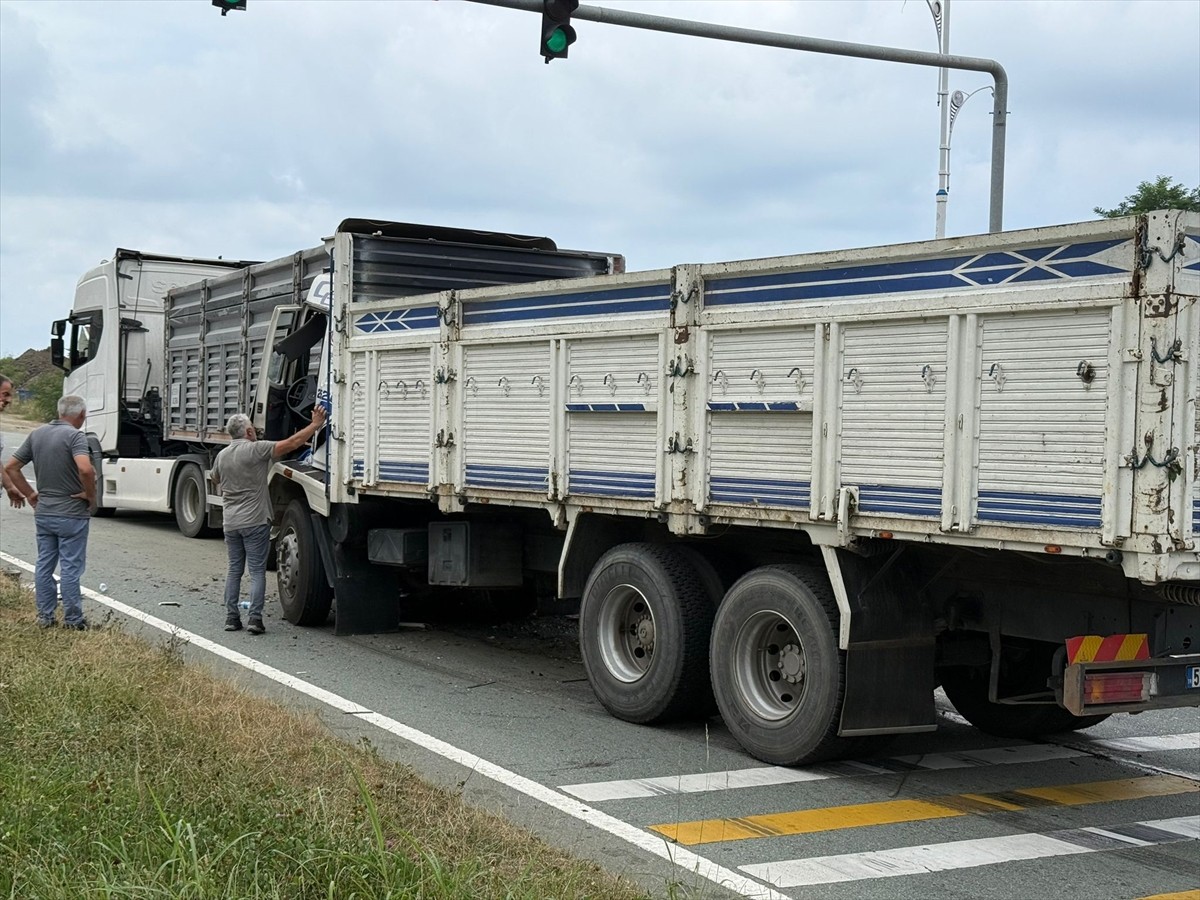 Rize'nin Derepazarı ilçesinde, kırmızı ışıkta bekleyen tıra çarpan kamyonun sürücüsü...