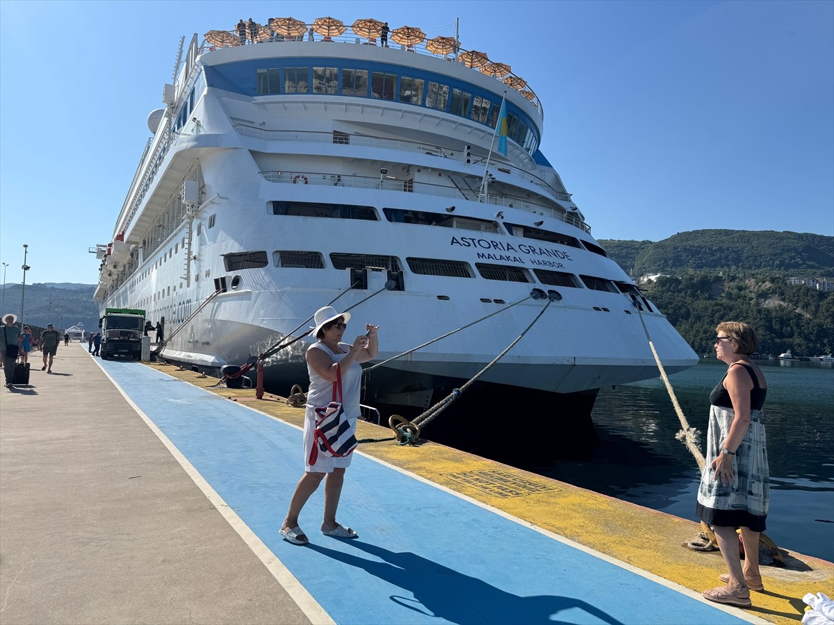 Rusya'nın Soçi kentinden hareket eden "Astoria Grande" kruvaziyeri, Amasra Limanı'na demirledi.