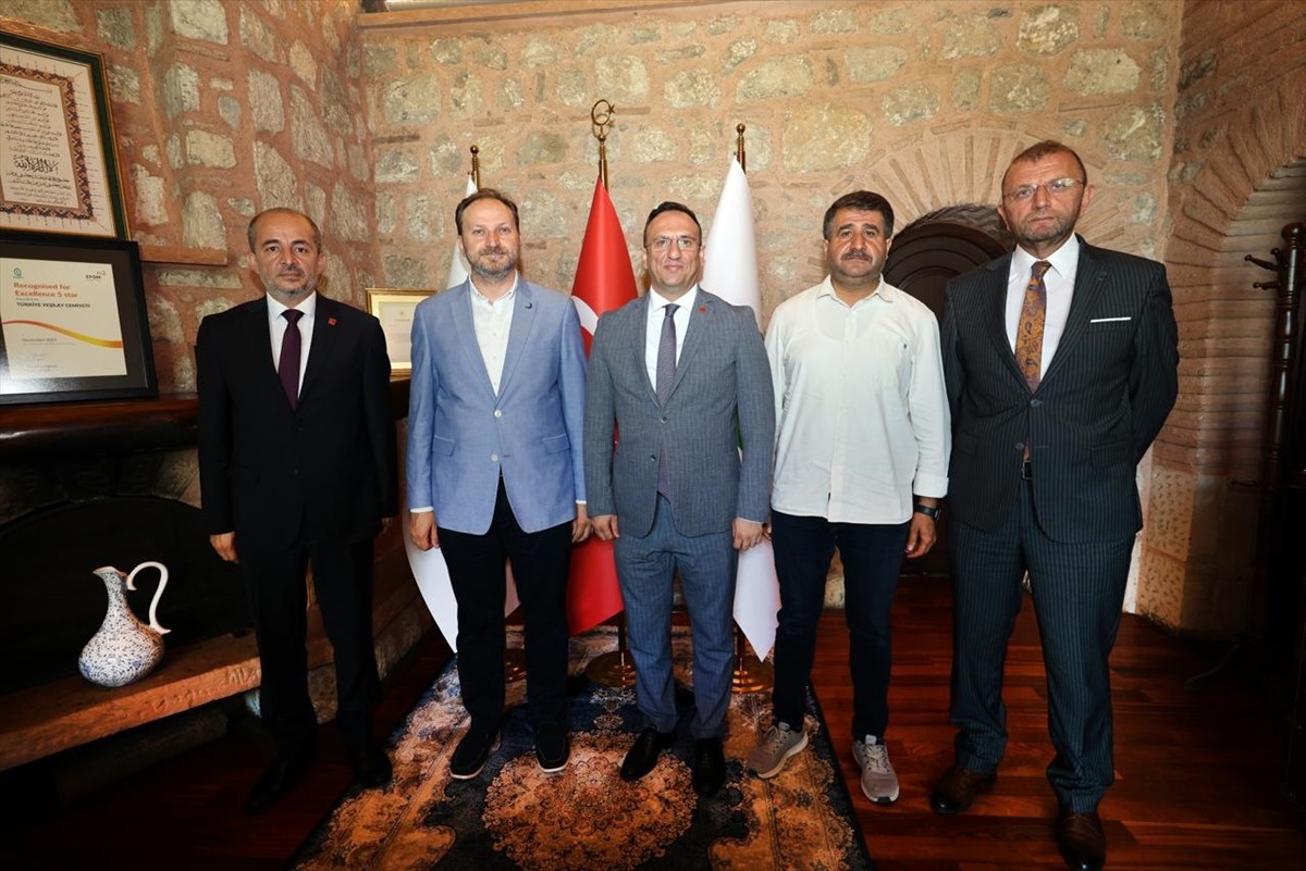 Saadet Partisi Genel Başkan Yardımcısı ve Sosyal İşler Başkanı Sinan Tekin (sağda), Yeşilay Genel...