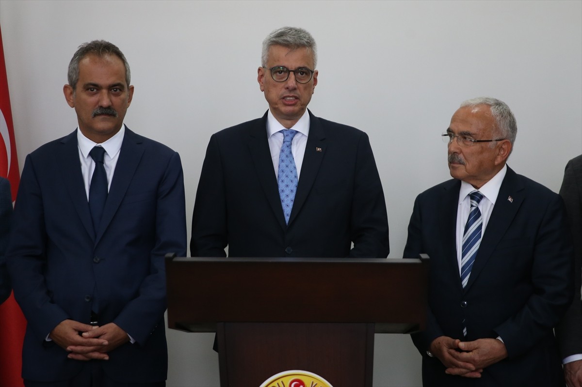 Sağlık Bakanı Kemal Memişoğlu (ortada), Ordu Valiliğini ziyaret etti. Bakan Memişoğlu, burada...