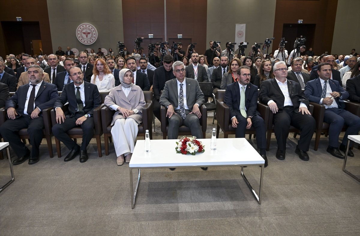 Sağlık Bakanı Kemal Memişoğlu (sağ 4) ve AK Parti Grup Başkanvekili Leyla Şahin Usta (sol 3)...