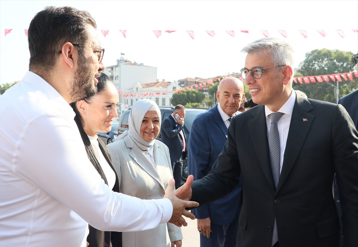 Sağlık Bakanı Kemal Memişoğlu (sağda), Manisa ziyareti kapsamında Vali Vahdettin Özkan'ı makamında...