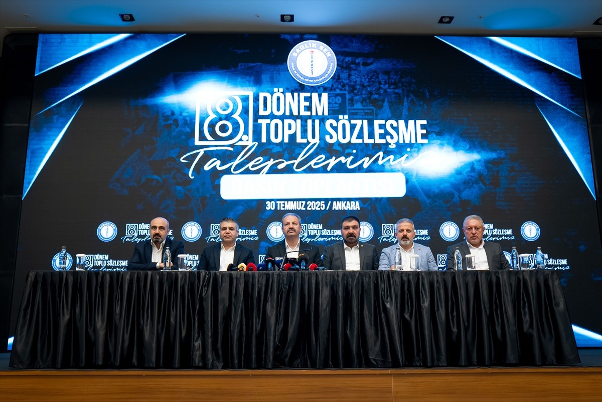 Sağlık-Sen Genel Başkanı Mahmut Faruk Doğan (sol 3), Memur-Sen Genel Merkezi Konferans Salonu'nda...