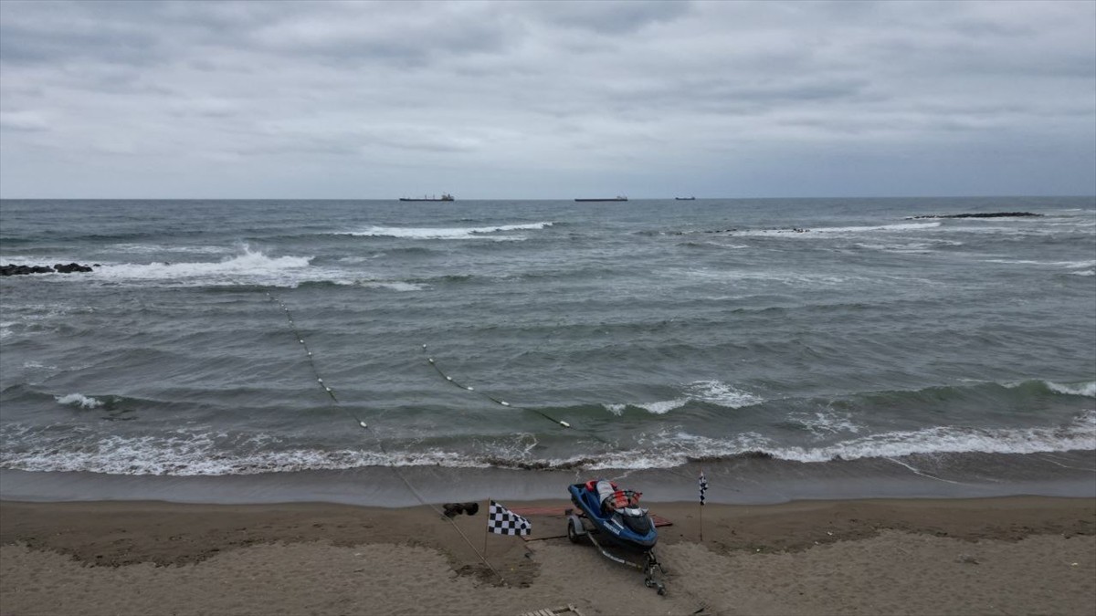 Sakarya'da olumsuz hava ve deniz koşulları nedeniyle denize girilmesine izin verilmiyor. Karasu...
