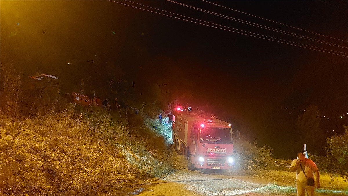 Sakarya'nın Akyazı ilçesinde, ormanlık alanda çıkan yangın kontrol altına alındı. 