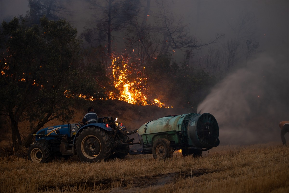 Sakarya'nın Geyve ilçesinde ormanlık alanda çıkan yangın havadan ve karadan müdahaleyle...