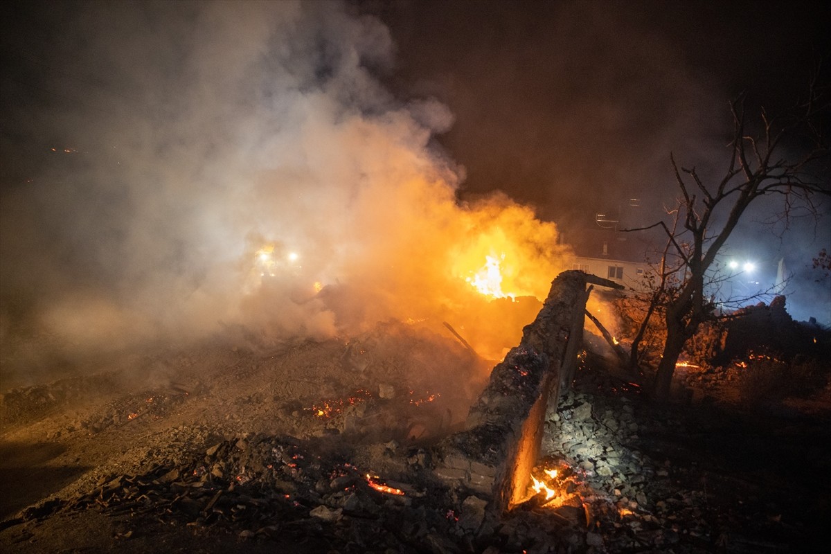 Sakarya'nın Geyve ilçesinde ormanlık alanda çıkan yangın nedeniyle iki mahalle tedbir amacıyla...