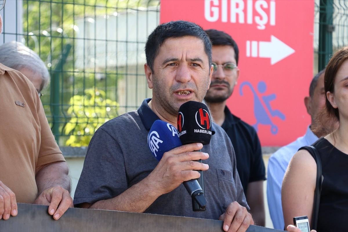 Sakarya'nın Hendek ilçesinde 7 kişinin hayatını kaybettiği havai fişek fabrikasındaki patlamayla...