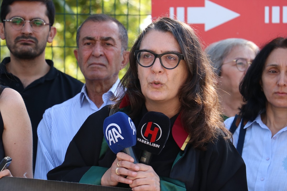 Sakarya'nın Hendek ilçesinde 7 kişinin hayatını kaybettiği havai fişek fabrikasındaki patlamayla...