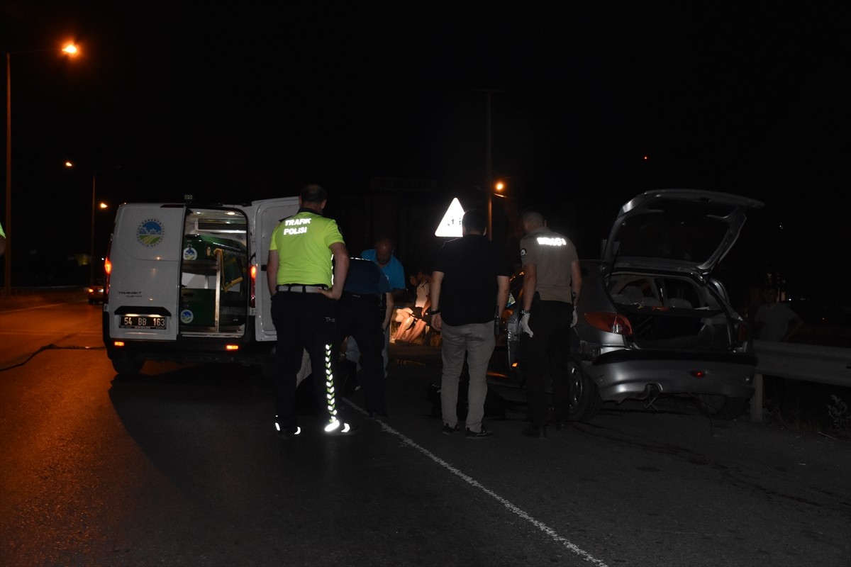 Sakarya'nın Hendek ilçesinde kontrolden çıkıp bariyerlere çarpan otomobilin sürücüsü hayatını...